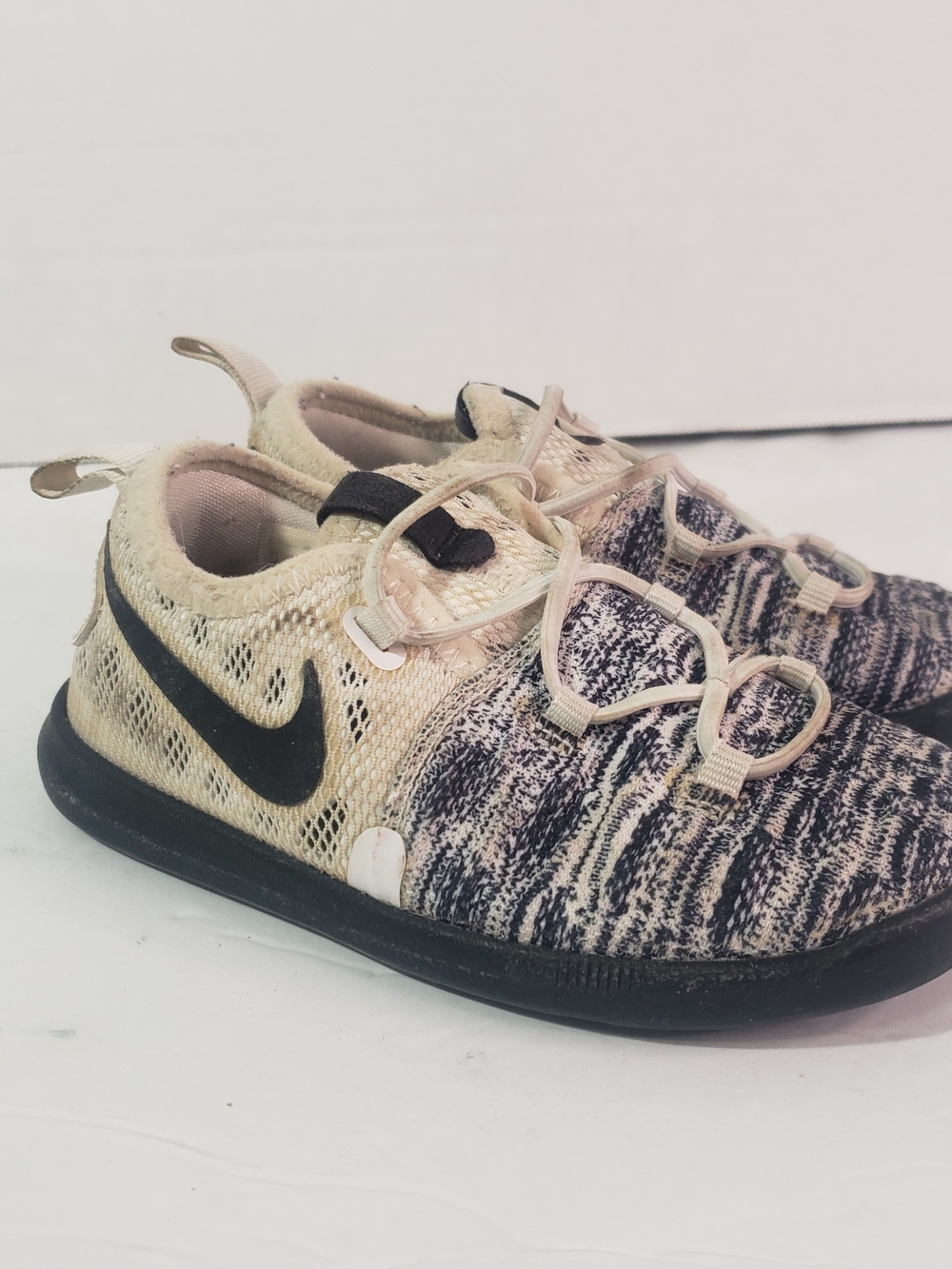 Nike Kids' Lightweight Black & Cream Knit Sneakers Sz: 9C Lil Boys Back toSchool